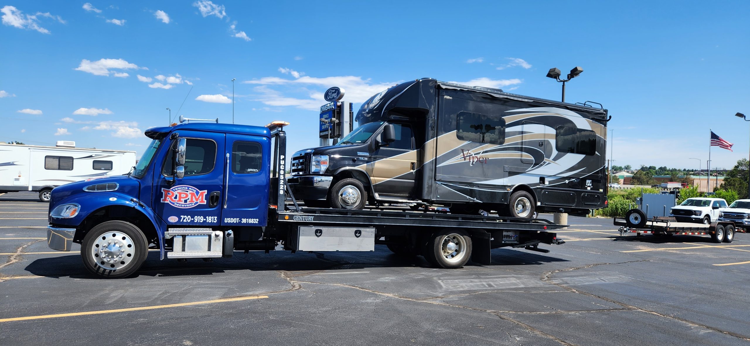 this image shows RV towing services in Aurora, CO